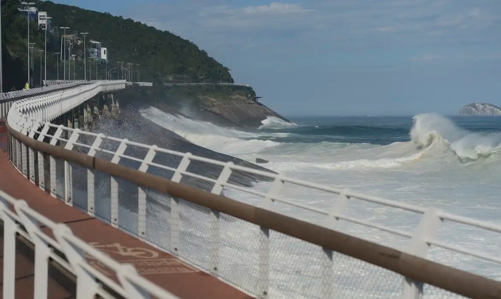 Ventania faz a ciclovia Tim Maia ficar fechada e canoístas passam sufoco