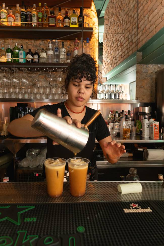 Desce mais: no Eleninha, Taynah de Paula prepara drinques de cafés especiais, alguns com álcool.