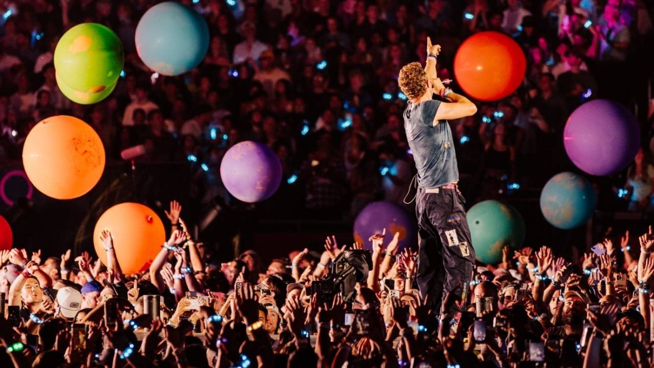 Chris Martin mostra CEO traindo a mulher em show