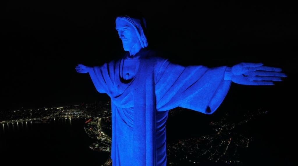 O Cristo vestido de azul pelo aniversário da Estácio