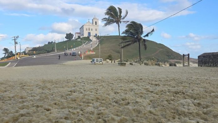 Em Saquarema, espuma densa invade rua após ressaca do mar. Veja o vídeo