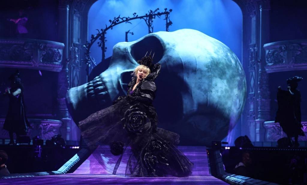 Mayhem Ball: Trump vira alvo na estreia da nova turnê de Lady Gaga