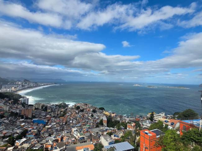O mar visto do Morro do Vidigal