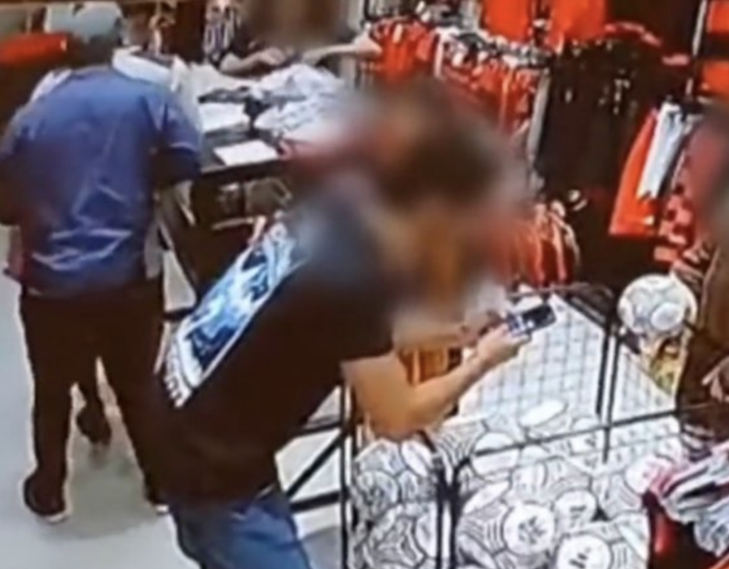 Passou dos limites! Homem assalta a mão armada dentro de loja em Ipanema