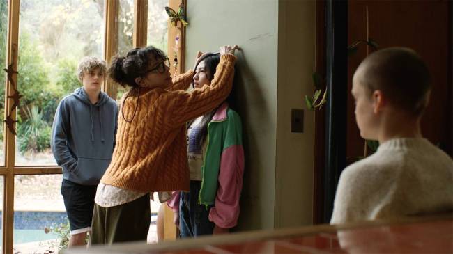 FAÇA ELA VOLTAR 2.jpeg Horror de trauma: Faça Ela Voltar segue a tendência de obras como Maldição da Residência Hill e Hereditário ao explorar dramas familiares por meio do cinema de gênero.