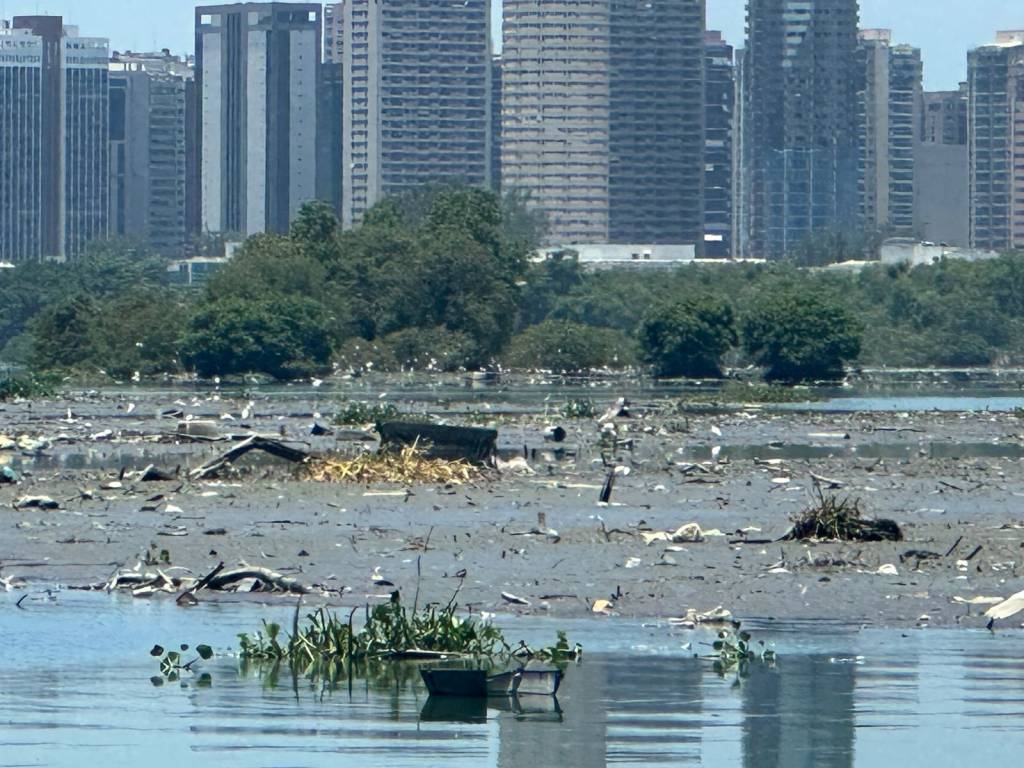 Passado sujo: lixo dos anos 60 flutua pelas lagoas — e nem precisa lupa
