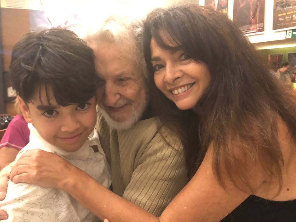 Ruy Guerra faz 94 anos e comemora como gosta: no cinema