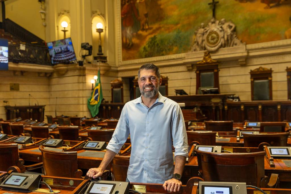 “A política deve estar presente na rua”