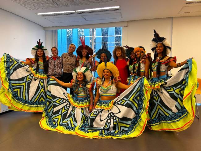 Maria Gadú com as integrantes do Suraras do Tapajós, primeiro grupo feminino de carimbó indígena do Brasil, nascido em Alter do Chão