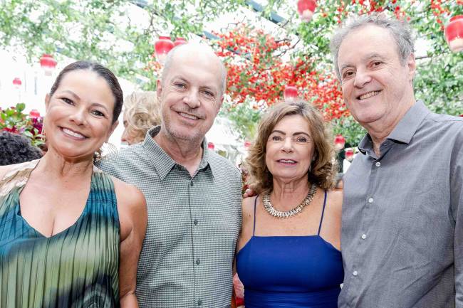 Os casais Renata Araújo e Marcelo Castello Branco, Rosa Maria Araujo e Jair Koiller