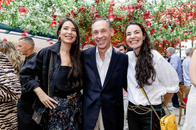 Antonia e Manu Müller com Thiago Pavinato