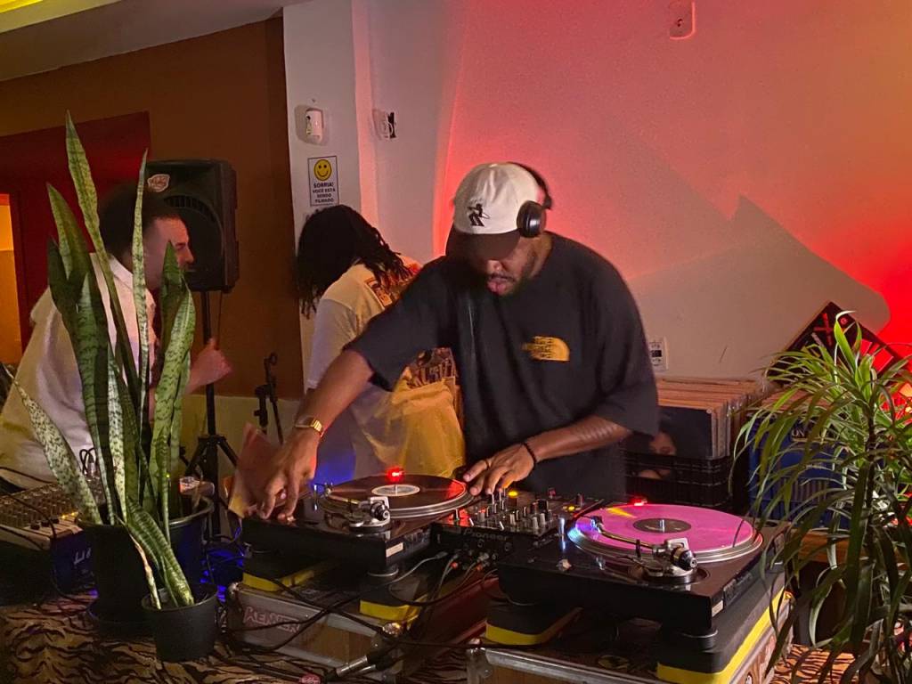 Oloro: o bar com jeito de festa em casa, no coração da Lapa