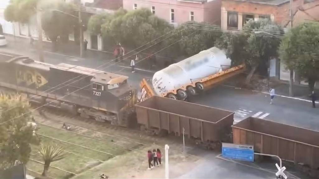 Trem atinge caminhão em Paraíba do Sul. Ninguém ficou ferido