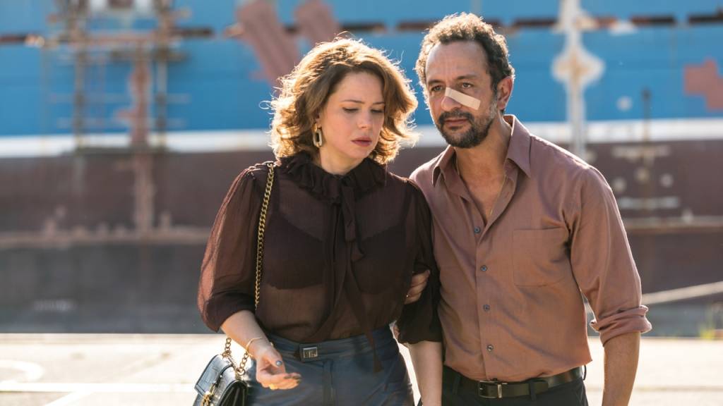 Leandra Leal e Irandhir Santos são herdeiros do bicho em Os Enforcados