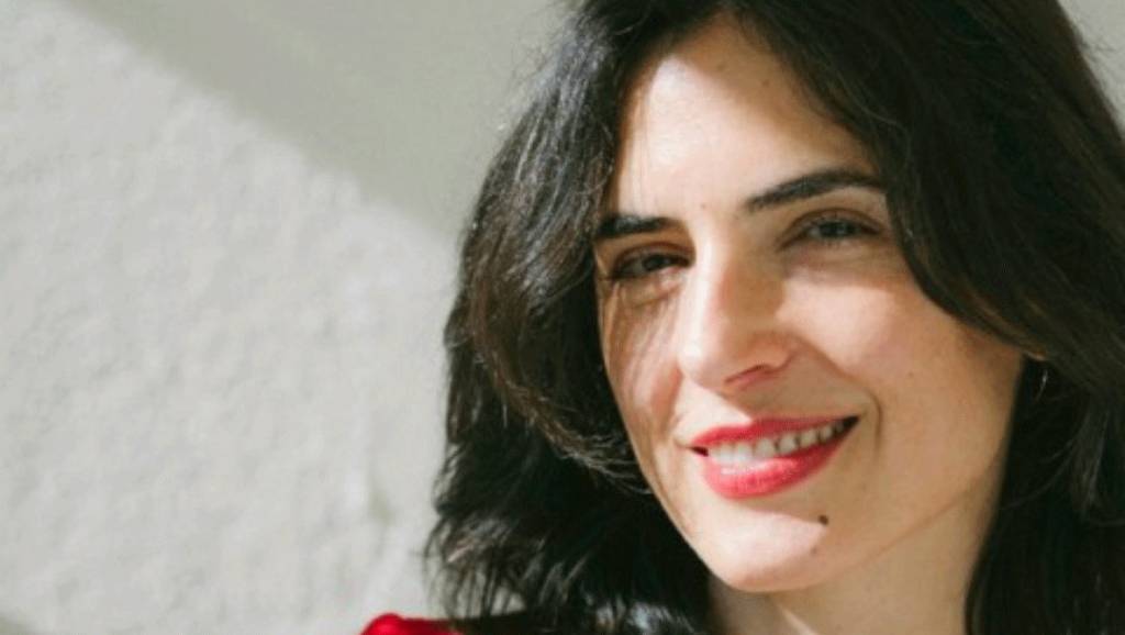 Anabela Mota Ribeiro, estrela portuguesa, lança livro com pocket-show