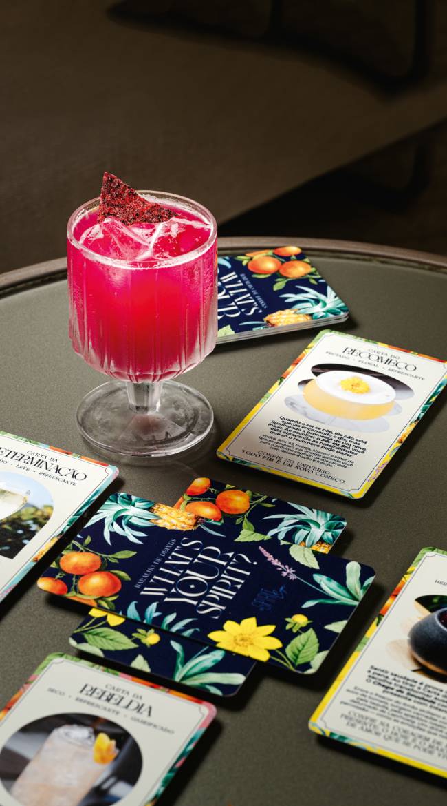 Tim-tim: Spirit Copa Bar lançou carta de drinques em forma de baralho