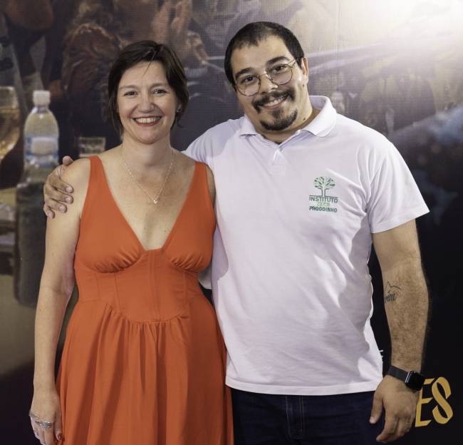 Tarsilla Alves e Louiz Carlos da Silva, diretor-geral do Instituto Zeca Pagodinho e filho do compositor