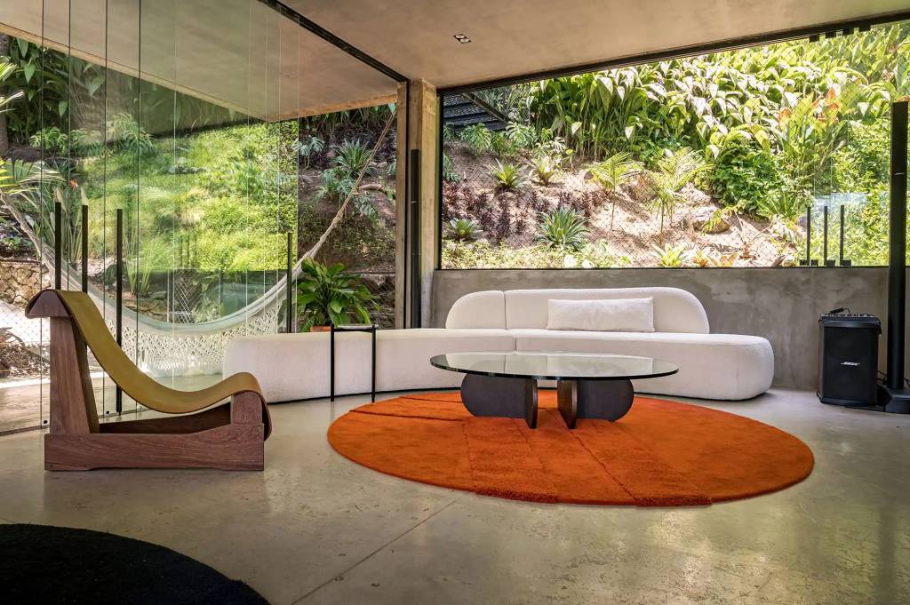 Conheça a casa cercada de verde do ator e músico Dudu Azevedo