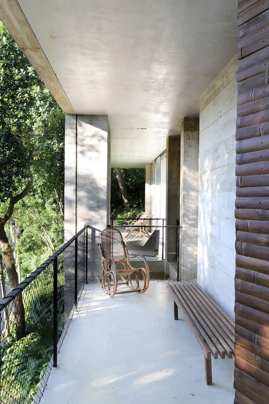 Conheça a casa cercada de verde do ator e músico Dudu Azevedo