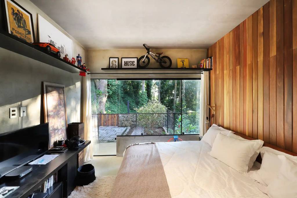 Conheça a casa cercada de verde do ator e músico Dudu Azevedo