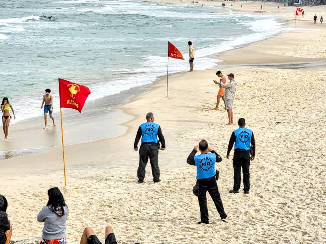 GM armada filmando o mar revolto da terça (05/08)