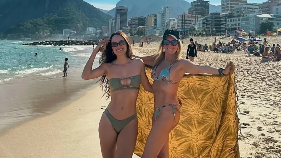 Eterna “Garota de Ipanema” posa com a neta na praia