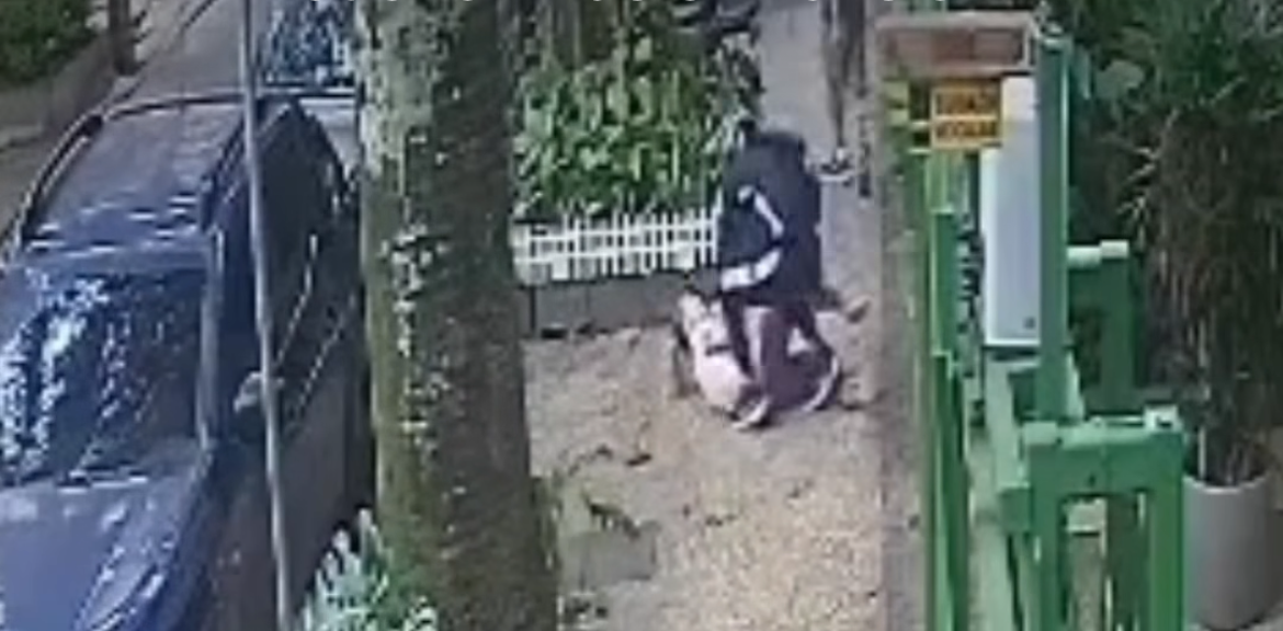 Mulher é jogada no chão durante assalto no Flamengo. Veja o vídeo