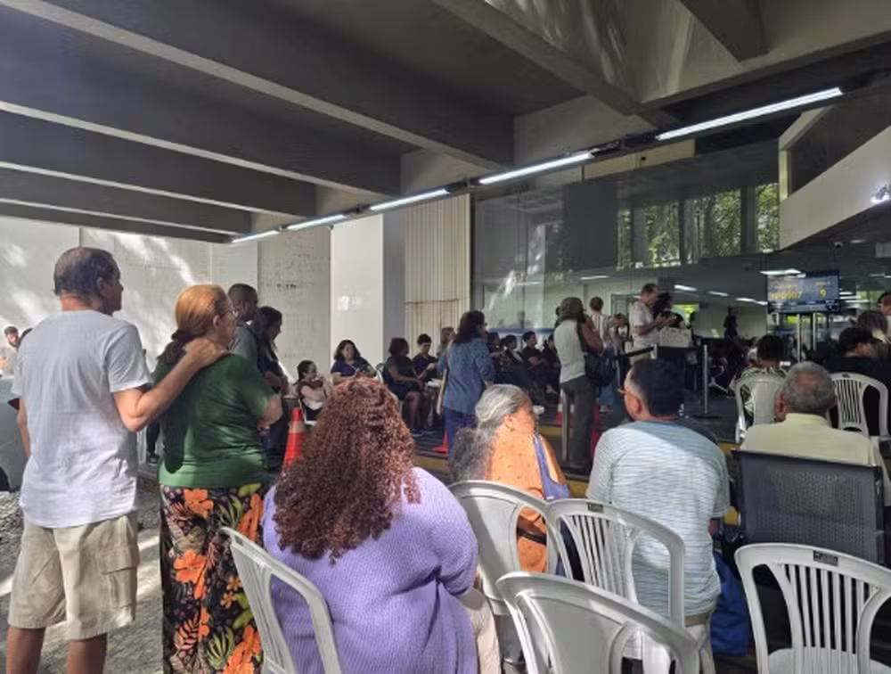 Uma hora de espera: usuários do Jaé enfrentam fila de 1h30 no Posto da Dona Mariana, em Botafogo.