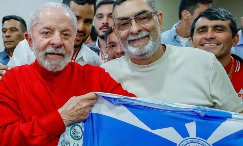 Lula ganha camisa da escola de samba de Niterói que será enredo