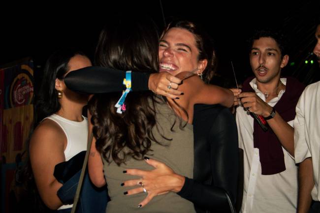 Mariana Goldfarb abraçando a amiga Bruna Marquezine