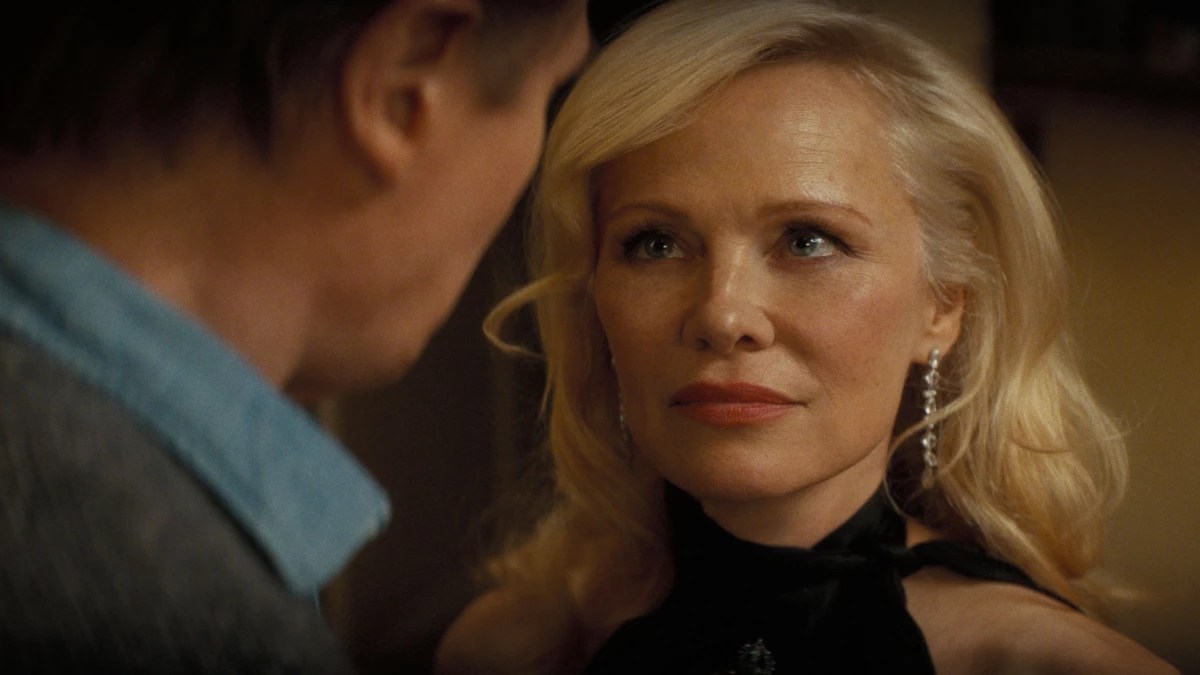 a atriz Pamela Anderson em set de filmagem, contracena com ator Liam Neeson