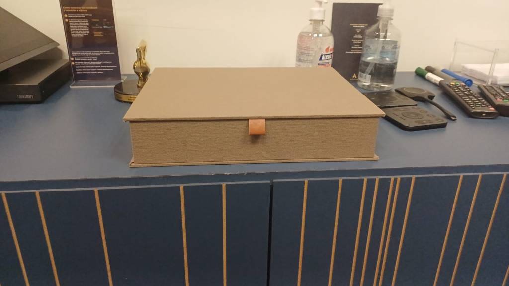 Empresas adotam caixas para celulares e buscam foco em reuniões