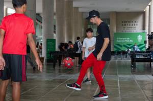 Caniddia faz embaixadinha