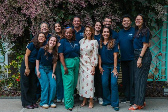 A diretora-presidente Isabel Gimenes com o time da RIOinclui