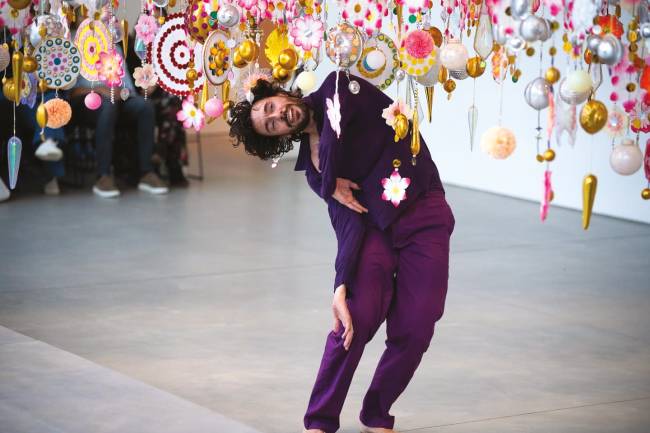 Em cena: Marcia Milhazes, irmã da artista, organiza performance co dois bailarinos na mostra