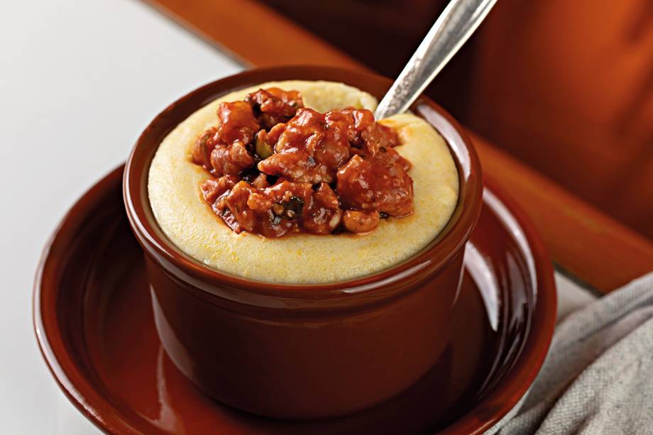 <span>O porquinho de quimono, um dos petiscos mais famosos do Bar da Frente (e da cidade), é feito em massa de harumaki e recheado com costelinha suína e requeijão de ervas. Já a polentinha cremosa de Mari Rezende vem com um delicioso ragu de linguiça de pernil (foto). Fica a dica</span>