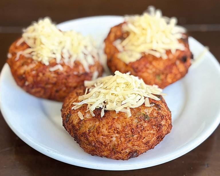 <span>Parada obrigatória da boemia carioca na Tijuca, o Bar do Momo traz um de seus maiores clássicos: o bolinho de arroz recheado com mussarela, parmesão, queijo prato e linguiça calabresa (foto). Vai ter também um arroz de rabada campeão e pudim de leite, daquele com a textura lisinha</span>