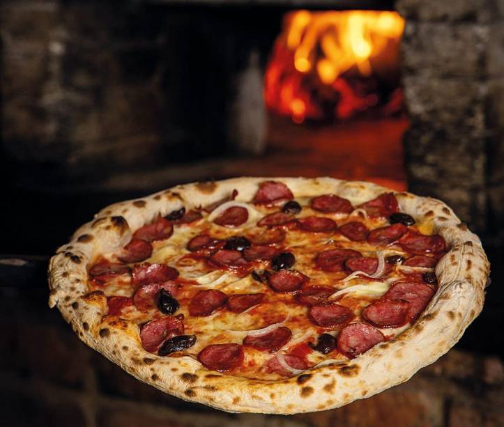 <span>As pizzas da Capricciosa ganham coberturas variadas, desde calabresa (foto) até a di burrata, com molho de tomate, presunto royale e stracciatella. Haverá ainda lasanha e, na ala doce, o famoso tiramisu da casa</span>