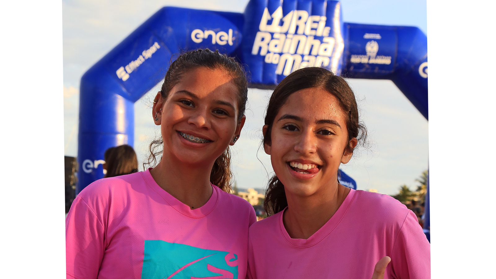 Crianças e adolescentes de projetos sociais participam do Rei e Rainha do Mar no Leblon
