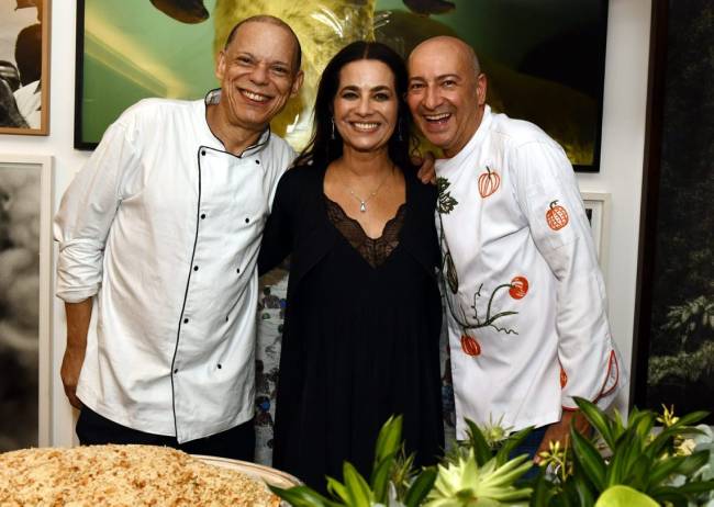 _DSC0217 Ione Costa com os cheffs Cesar Santos e Claudio Manoel - ARTE E AMIGOS - SET 2025 - CG