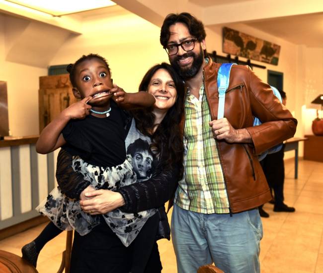 _DSC0555 - Adama com seus pais Mariana Cabral e Fernando Caruso - EXPOSIÇÃO CHICO CARUSO - SET 2025 - CG