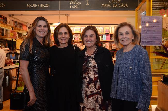 Danielle, Andrea e Claudia com sua mãe Loris Calirman