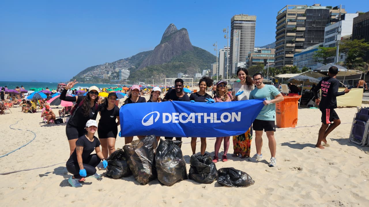 Decathlon mobiliza voluntários para o World Clean Up Day na praia de Ipanema