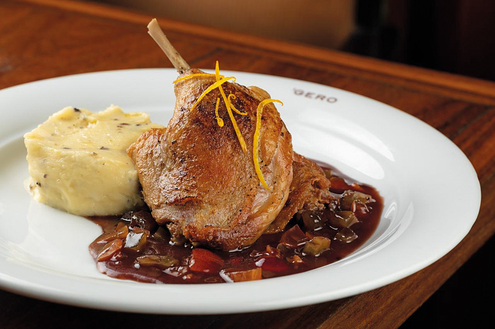 Gero: coxa de pato confitada com mostarda de cremona