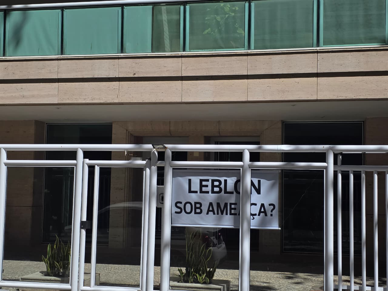 “Querem destruir o Leblon”: moradores fazem protesto contra micro aptos