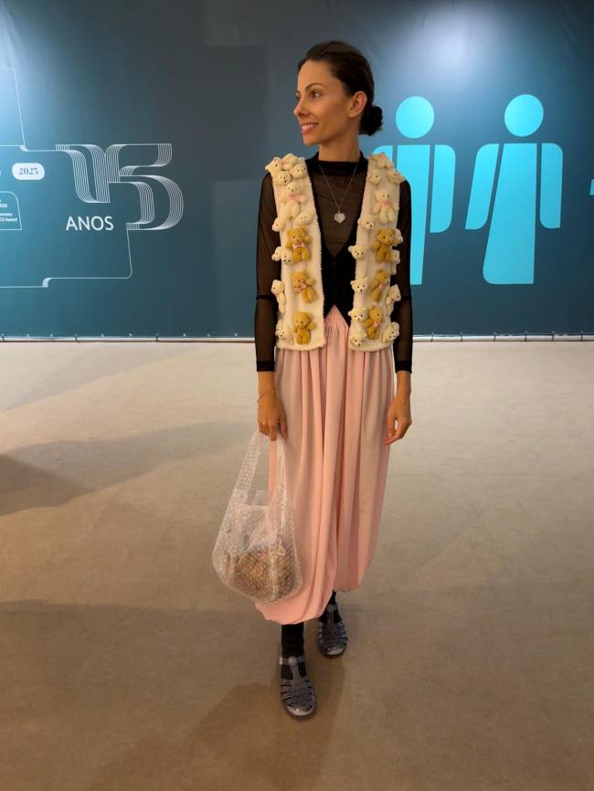 Colete com ursinhos carinhosos e bolsa transparente: quando a moda fala