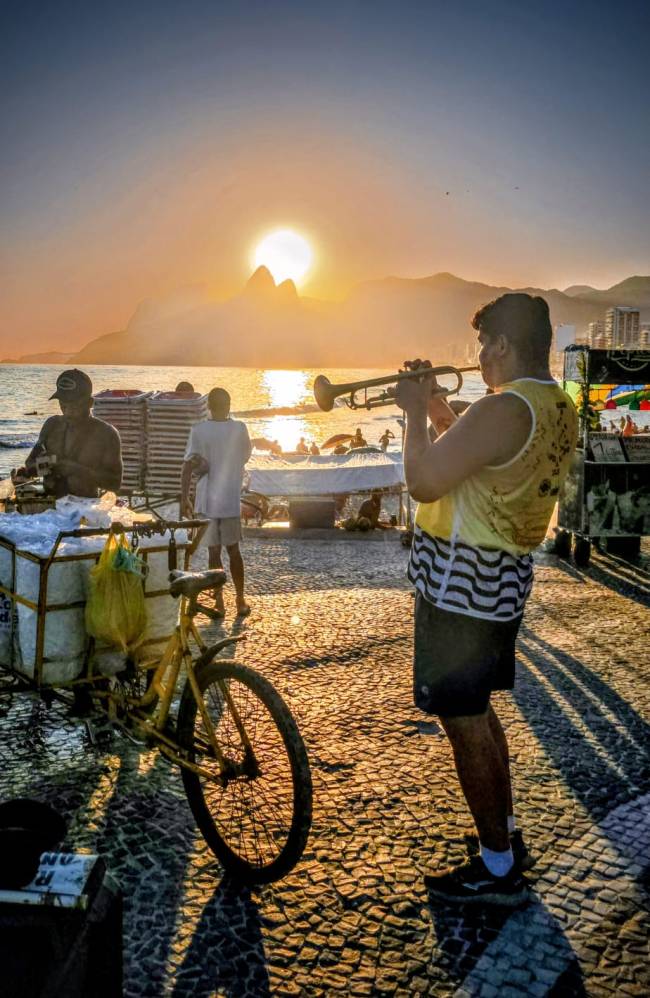 Oo saxofonista com os ambulantes no calçadão do Arpoador