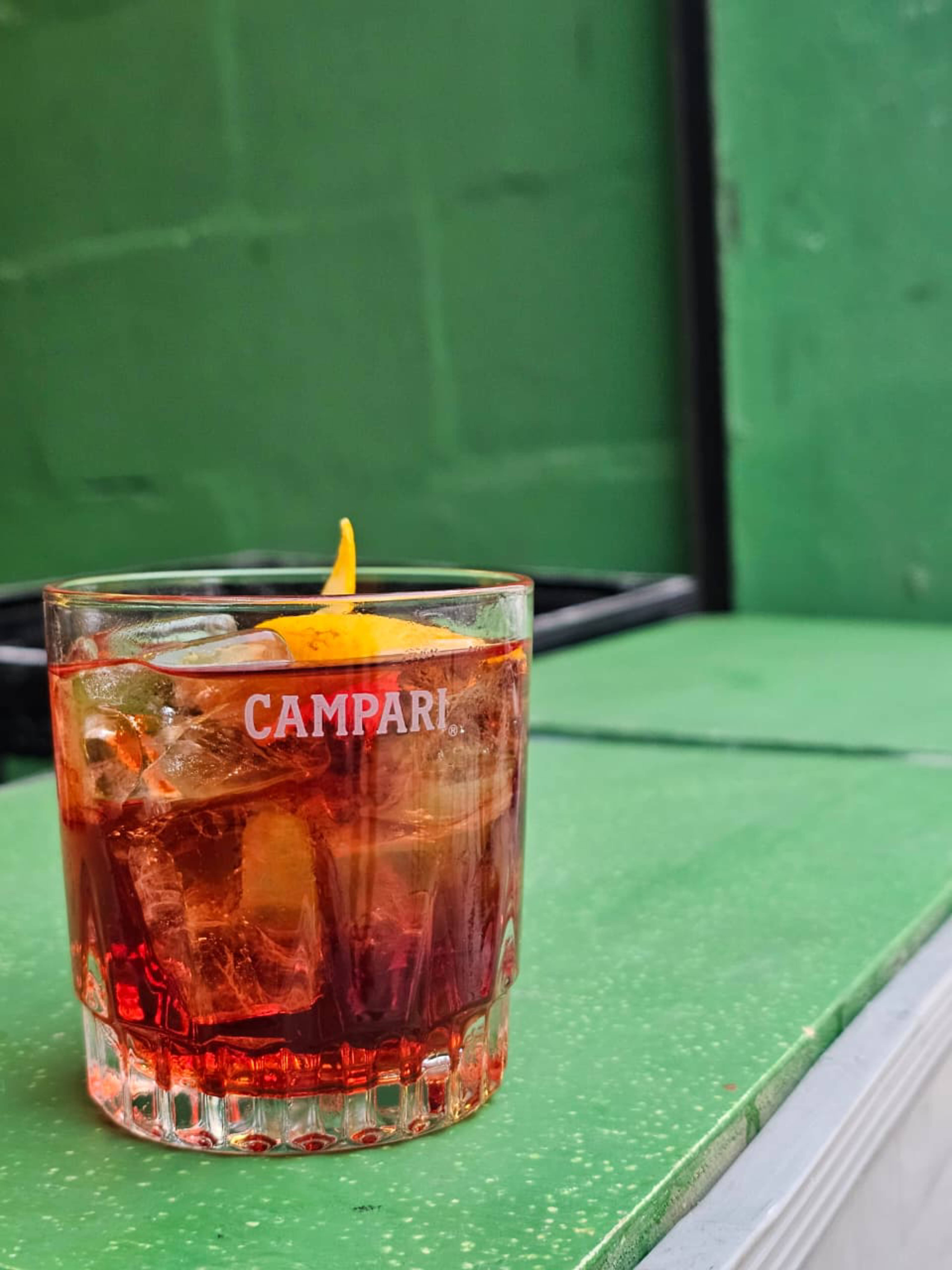 No Jurema, releitura leva Campari, Arpo gim e vermute tinto