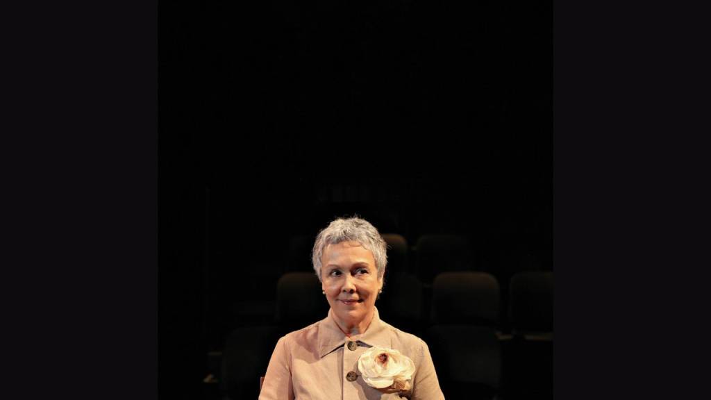 Em monólogo, Analu Prestes encena conto de Lygia Fagundes Telles