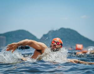 Nadador no mar do Leblon